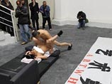 Во время перформанса "Чувствительная зона" в Пекинской галерее современного искусства китайский художник Чен Ли (Cheng Li) совершил половой акт со своей ассистенткой
