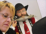 Эльмар Вайсер на конкурсе в Германии в марте 2011 года предстал с бородой, на которой был велосипед из волос