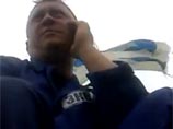 На видео человек в форме, представившийся капитаном первого ранга Романом Щурий, по мобильному телефону, активно используя нецензурную лексику, ругает руководство за то, что их не поздравили с днем ВМФ