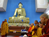 Во всех буддийских храмах Тувы сегодня проходят молебны, приуроченные к празднованию Дня трех подвигов Будды Шакьямуни
