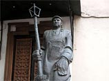 Церетели заверил, что убрал "Лужкова-дворника" с Петровки не из-за политики Церетели заверил, что убрал "Лужкова-дворника" с Петровки не из-за политики