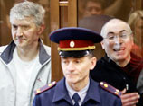 Ходорковский и Лебедев лично присутствовали в зале суда. В некоторых случаях осужденные выступают на таких заседаниях по видеосвязи из СИЗО, однако Ходорковский и Лебедев подали ходатайство о присутствии в зале