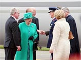 Королева сошла с трапа самолета, одетая в пальто, костюм и шляпку зеленого цвета - национального цвета Ирландии