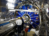 Весь 2010 год, сталкивая частицы материи в 27-километровом круговом тоннеле, проложенном на стометровой глубине под территориями Швейцарии и Франции, ученые занимались подтверждением наличия других элементарных частиц