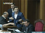 В Раде вновь подрались депутаты: "ласковый" Мартынюк схватил Ляшко за горло и бросил в президиум (ВИДЕО) В Раде вновь подрались депутаты: "ласковый" Мартынюк схватил Ляшко за горло и бросил в президиум (ВИДЕО)