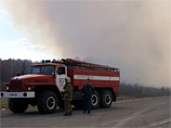 Сильный лесной пожар в Свердловской области блокировал движение транспорта и угрожает дачным поселкам (ВИДЕО)