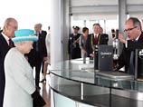 Королева Великобритании Елизавета II, находящаяся в Ирландии с четырехдневным историческим визитом, в сопровождении принца Филиппа, герцога Эдинбургского посетила в среду музей при дублинской пивоварне, где производится всемирно известный Guinness