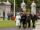 Елизавета II посетила Национальный военный мемориальный парк, в котором совместно с президентом Ирландии Мэри Макалис возложила венок к монументу, воздвигнутому в честь 49400 ирландских солдат, погибших в годы Первой мировой войны
