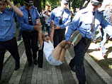 На акции "Вперед!" в Киеве милиционеры схватили трех полуголых активисток