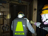 В частности, двое сотрудников в защитных костюмах вечером в среду впервые после аварии вошли для замеров радиации в здание третьего энергоблока, передает информационное агентство Kyodo со ссылкой на компанию