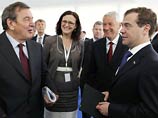 Дмитрий Медведев отметил, что в России, в отличие от Германии, "принято немножко опаздывать". К нему это не относится, подчеркнул российский президент. Однако "есть другие коллеги, которые выбирают за меня лимит"