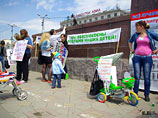 Около 15 жительниц Владивостока вместе со своими маленькими детьми после уведомления властей вышли на центральную площадь города с требованиями предоставить всем детям столицы Приморья возможность посещать детские сады