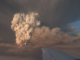 Исландия из-за активности вулкана Гримсвотн в воскресенье временно закрыла свое воздушное пространство, сообщает агентство AFP со ссылкой на Управление гражданской авиации из Рейкьявика