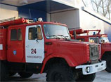 Склад с  обувью горит  в Новосибирске,  рабочие спасают  товар и  мешают пожарным