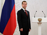 По слухам, причиной перемен в поведении Медведева стало его раздражение по поводу того, что и в России, и за границей его не воспринимают как самостоятельную единицу, способную единолично принять решение остаться на второй срок