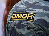 Разнимать дерущихся и наводить общественный порядок на место происшествия прибыли подразделения патрульно-постовой службы и ОМОН Разнимать дерущихся и наводить общественный порядок на место происшествия прибыли подразделения патрульно-постовой службы и ОМОН