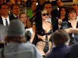 В понедельник, 23 мая, популярная певица Lady GaGa порадовала своих поклонников появлением в нью-йоркском супермаркете Best Buy в своеобразном костюме