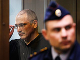 Сторонники экс-главы ЮКОСа Михаила Ходорковского, окончательно осужденного во вторник на 13 лет колонии за хищение нефти, устроили пикет в холле Мосгорсуда
