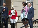 На приеме в саду Букингемского дворца Мишель Обаме пришлось держаться за свое платье
