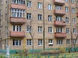 Столичная полиция задержала, а затем отпустила жительницу Москвы, которая причастна к смерти малолетней дочери своих квартиросъемщиков. Агрессивная хозяйка жилища так напугала девочку, что она выпрыгнула с балкона четвертого этажа и разбилась