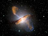 Ученым NASA удалось сделать самый совершенный снимок струи частиц, вылетающих из черной дыры. На фото запечатлена часть соседней галактики Центавр А Ученым NASA удалось сделать самый совершенный снимок струи частиц, вылетающих из черной дыры. На фото запечатлена часть соседней галактики Центавр А