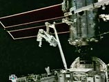 Третий из четырех запланированных выходов в открытый космос, которые в среду выполняют астронавты США с шаттла Endeavour, едва не был сорван