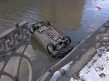В Москве на Преображенской набережной реки Яузы легковой автомобиль упал в воду