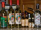 Мексиканские заключенные организовали потайной бар, где пили текилу и играли в бильярд Мексиканские заключенные организовали потайной бар, где пили текилу и играли в бильярд