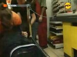 Журналистов трех федеральных каналов избили в московском супермаркете из-за просроченных продуктов (ВИДЕО)