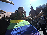 В центре Москвы милиция массово задерживает как участников гей-парада, так и его противников
