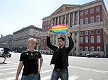 Активисты секс-меньшинств всячески предпринимают попытки проведения несанкционированной акции около Александровского сада, на Манежной площади, а также на Тверской площади около мэрии Москвы