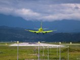 Аэропорт Сочи не принимает самолеты из-за скопления низких облаков