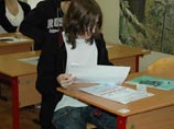 Выпускники школ сдают первый обязательный ЕГЭ - по русскому языку
