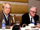 Два известных французских адвоката, Жак Верже (на фото слева) и бывший министр иностранных дел Ролан Дюма намерены подать иск против президента Франции Николя Саркози, обвинив его в "преступлениях против человечности"