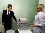 Медведев начал борьбу с "потемкинскими деревнями" в медицине - и тут же застрял в пробке
