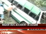 В Индии автобус упал с моста в реку: 37 погибших