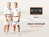 На плакате Медведев и Путин в поло с эмблемами на левой стороне Р и М, что означает Putin и Medvedev соответственно, рекламируют новую весенне-летнюю коллекцию одежды Центрального универмага
