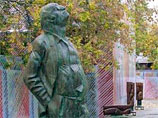 Памятник поэту, лауреату Нобелевской премии, Иосифу Бродскому появился на Новинском бульваре напротив посольства США в центре Москвы