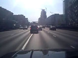 Активисты "Синих ведерок" опубликовали в интернете видео, на котором автомобиль Михалкова дважды выезжает на встречную полосу движения, пересекая двойную сплошную линию