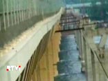 20 мая 2010 года движение по новому мосту через Волгу было полностью перекрыто, кроме того, было запрещено прохождение судов под мостом. Причиной этого стали сильные колебания конструкций моста 20 мая 2010 года движение по новому мосту через Волгу было полностью перекрыто, кроме того, было запрещено прохождение судов под мостом. Причиной этого стали сильные колебания конструкций моста