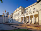 Литовец соорудил виселицу перед президентским дворцом в Вильнюсе, но повеситься не дали  полицейские