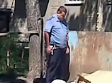 В Воронеже сняли на видео полицейского, который, с трудом координируя движения, сначала справил малую нужду во дворе, а потом, пошатываясь, отправился на близлежащий автовокзал и сел за руль припаркованного там автомобиля