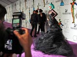 На церемонию вручения премии CFDA Fashion, проходившую в Нью-Йорке, Lady GaGa явилась в необычном вечернем платье: к черному бюстье под латексовой водолазкой был прицеплен "павлиний хвост" из черного тюля