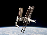 Особенность этих снимков не только в том, что они сделаны во время последней миссии шаттла Endeavour, но и в том, что Несполи, фотографируя МКС, покидал ее в спускаемом аппарате космического корабля "Союз"