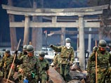 Жители японского города Оцучи - одного из наиболее пострадавших от цунами и последовавших за ним пожаров, приходят теперь к местной святыне - синтоистскому храму, пережившему все злоключения прошедших страшных дней