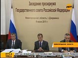 Медведева в Дзержинске осадили несчастные люди с жалобами. Он обещал во всем разобраться, сел за руль внедорожника и уехал на саммит Медведева в Дзержинске осадили несчастные люди с жалобами. Он обещал во всем разобраться, сел за руль внедорожника и уехал на саммит