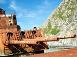 Орудийные башни проржавевшего корабля, который лежит на прибрежных скалах, еще могут внушить трепет своим видом, но судьба его решена: разрушение и утилизация Орудийные башни проржавевшего корабля, который лежит на прибрежных скалах, еще могут внушить трепет своим видом, но судьба его решена: разрушение и утилизация