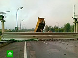 Водитель самосвала снес пешеходный мост на трассе под Москвой и погиб (ФОТО)
