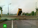 Водитель самосвала снес пешеходный мост на трассе под Москвой и погиб (ФОТО) Водитель самосвала снес пешеходный мост на трассе под Москвой и погиб (ФОТО)