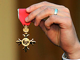 Награды присуждает не сама королева, список составляется от ее имени канцелярией британского правительства, но церемонии награждения проходят в Букингемском дворце несколько месяцев спустя после опубликования списка